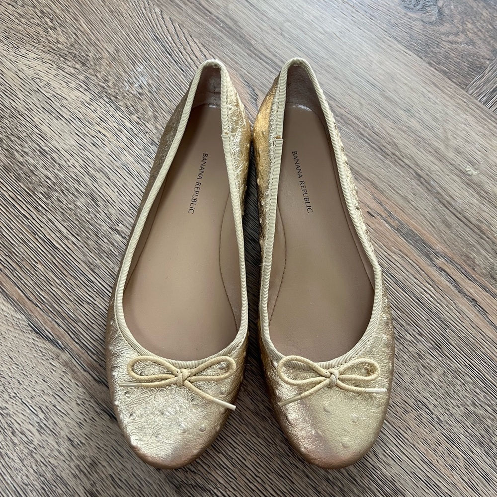 Banana Republic Authentic Leather Gold Ballet Flats NWOT - Picture 2 of 4